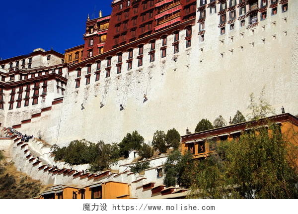 本地工人粉刷的布达拉宫宫墙西藏旅游风景图